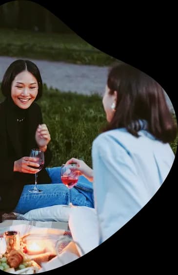 dwie kobiety siedzące na pikniku